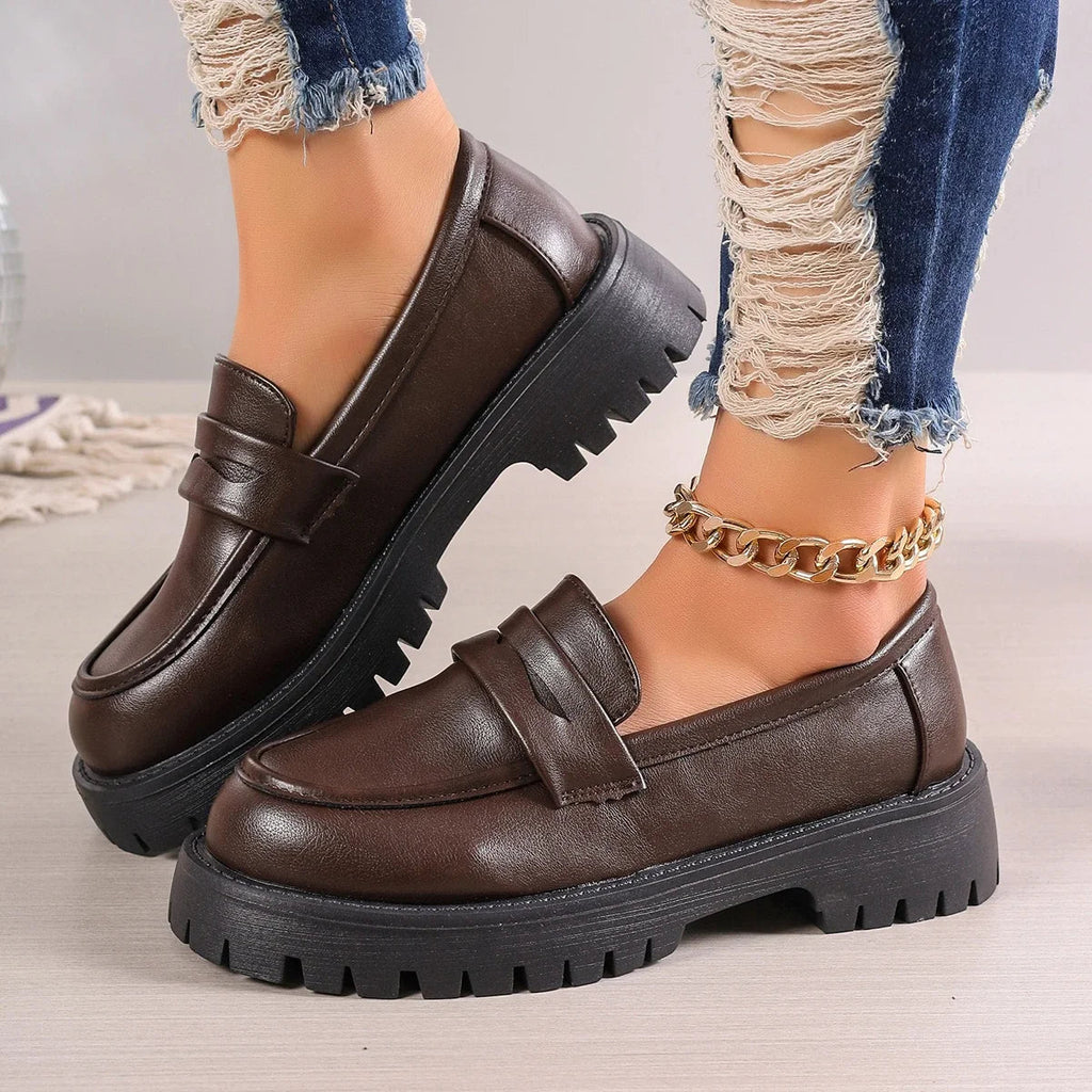 Damesmocassins met profielzool en plateau, bruin of zwart, detail van de afwerking