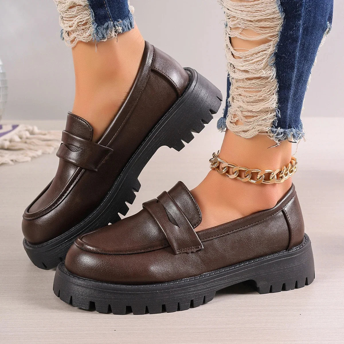 Damesmocassins met profielzool en plateau, bruin of zwart, detail van de afwerking