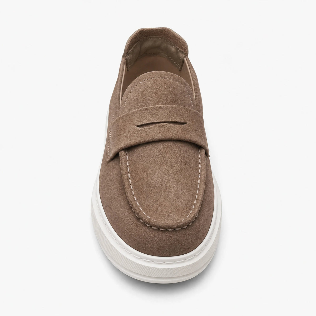 Taupe mocassin met dikke witte zool en bandje, zijaanzicht