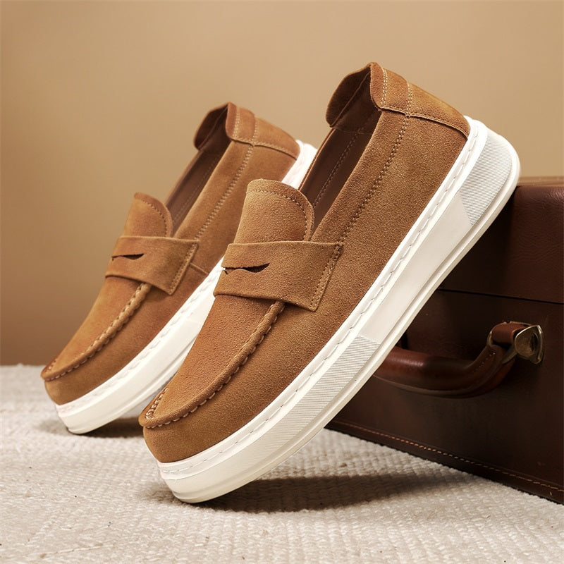Mocassins met dikke zool en bandje gedragen