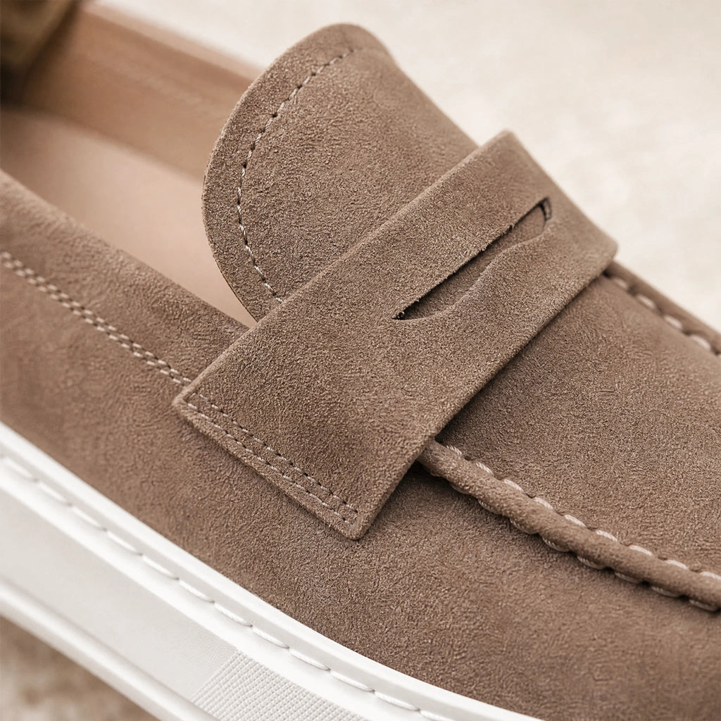 Taupe leren mocassin met bandje, voorkant
