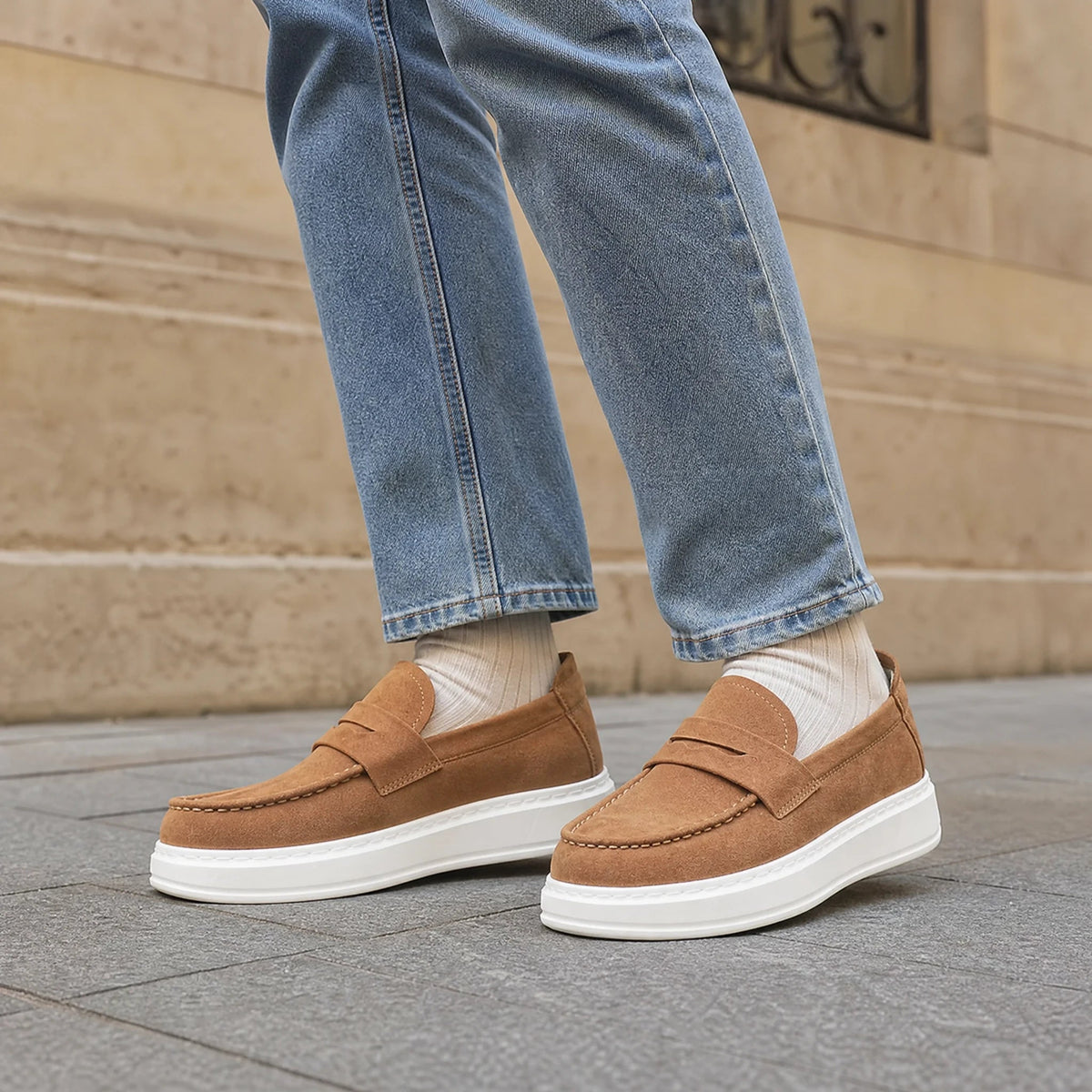 Taupe mocassin met witte zool, achterkant