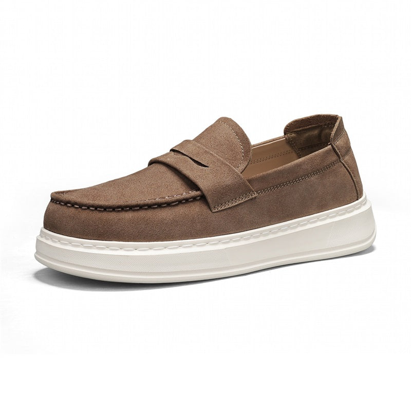 Camel mocassin met dikke witte zool en bandje, zijaanzicht