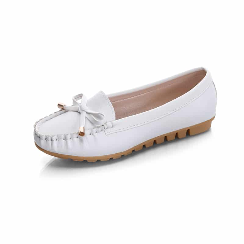 mocassin van wit imitatieleer met een beige zool en kwastje op een witte achtergrond