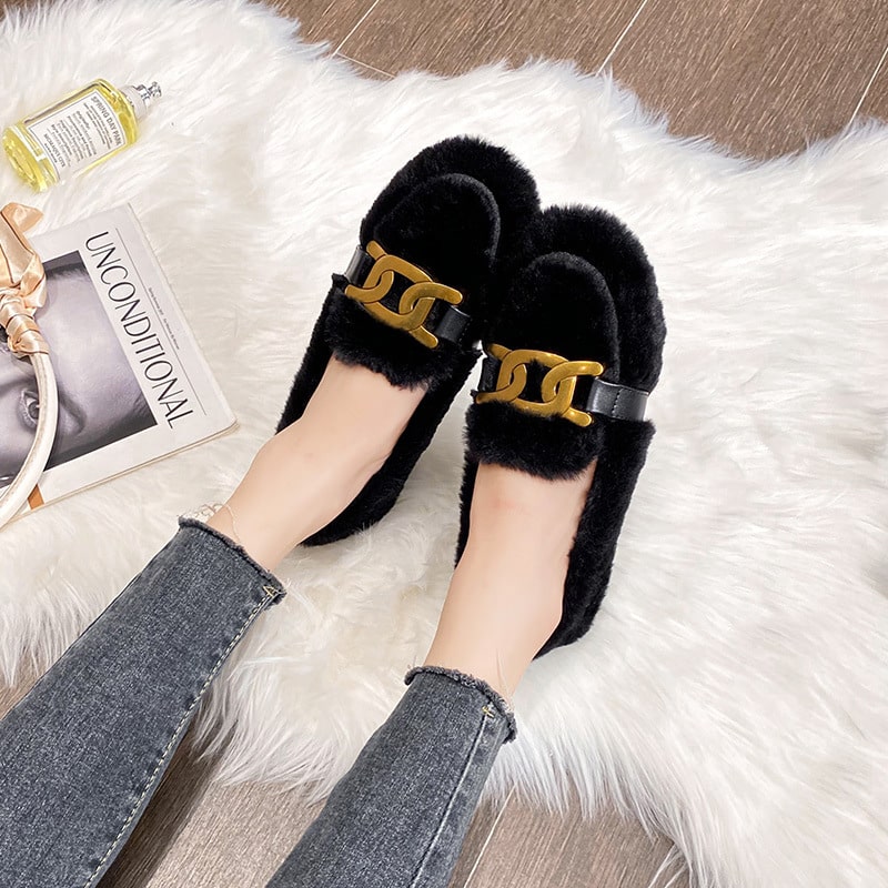 zwarte mocassin van imitatiewol gedragen door een vrouw