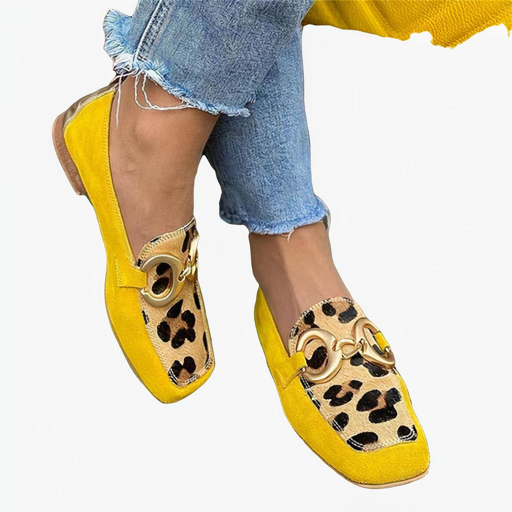 Gele platte loafers met luipaardprint en gouden gesp voor dames