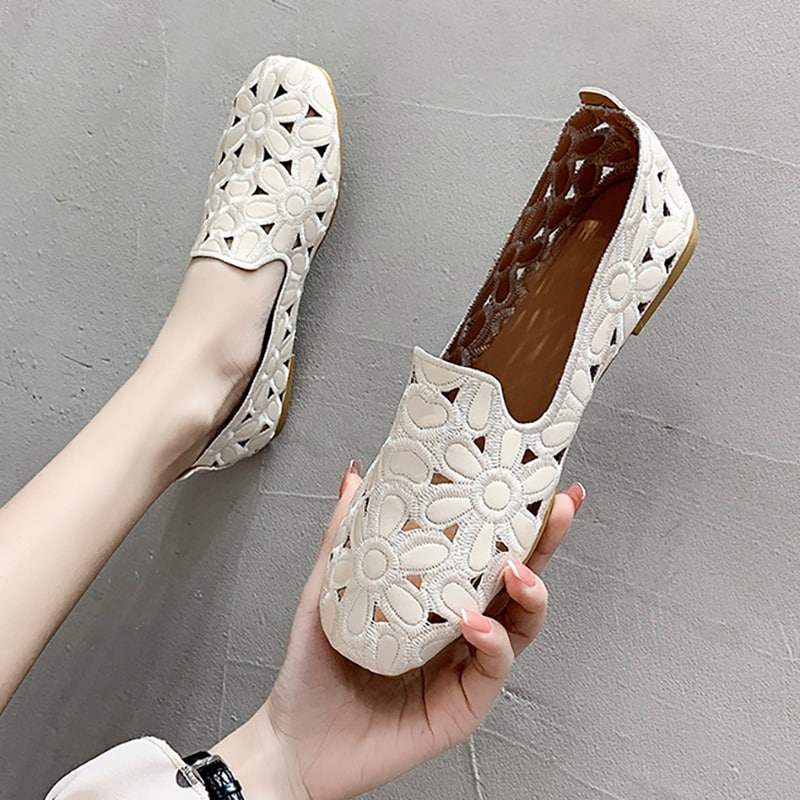 Soepele platte loafers met opengewerkte bloemenmotieven