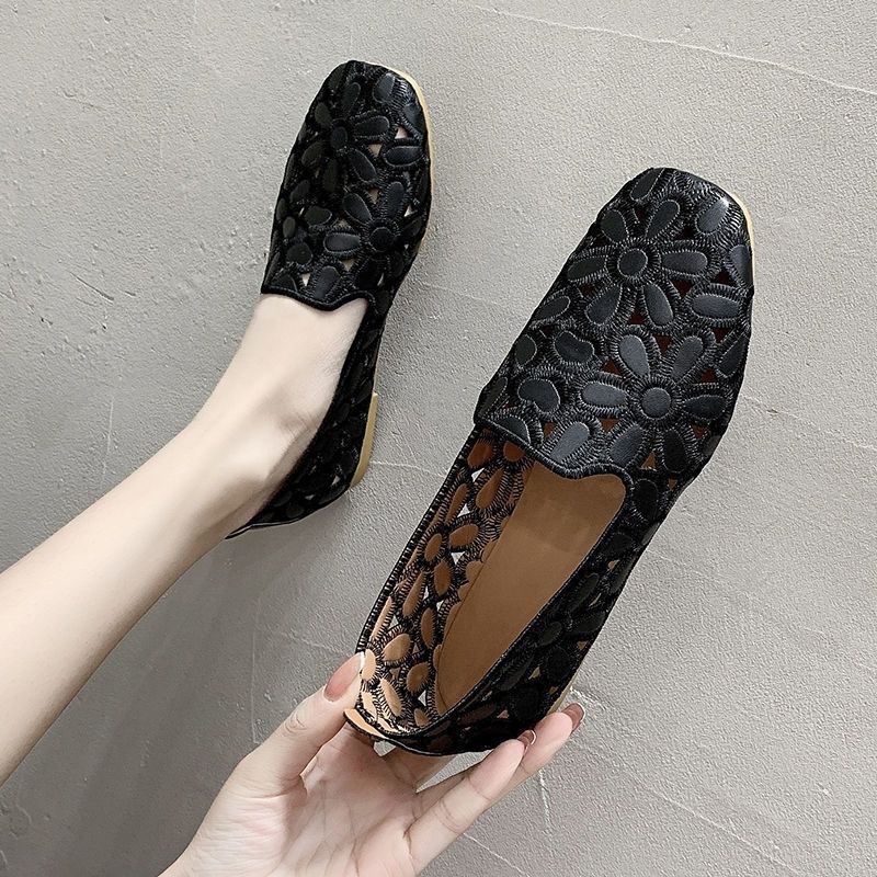 Soepele platte loafers met opengewerkte bloemenmotieven