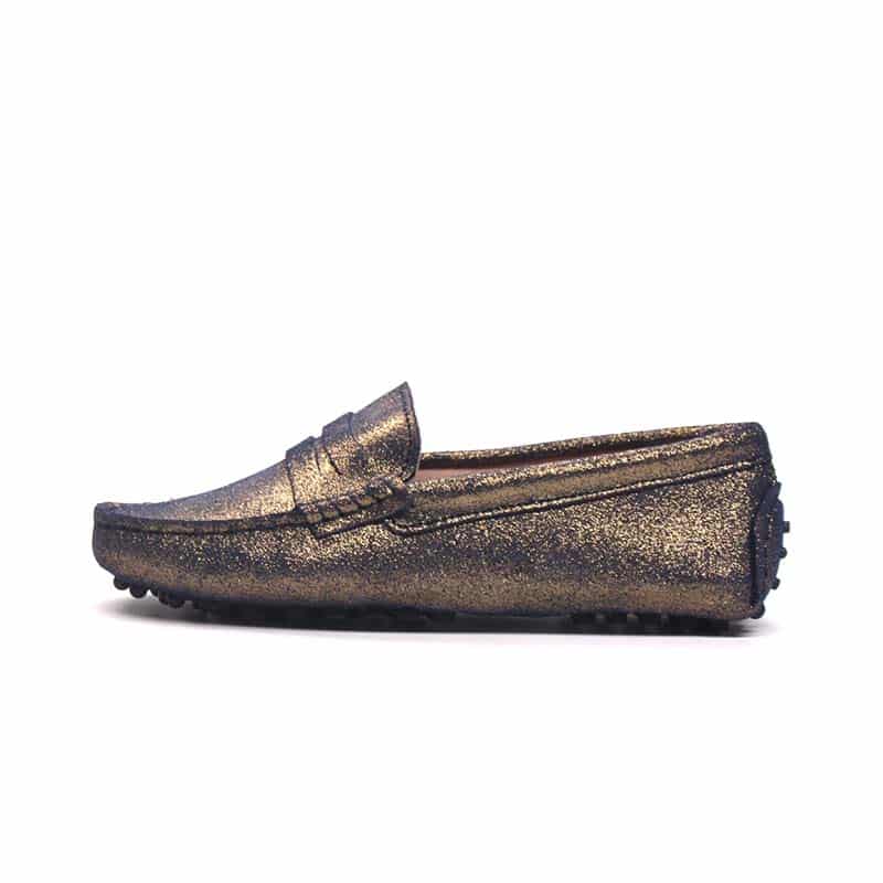 Foto van een bruine mocassin op een witte achtergrond