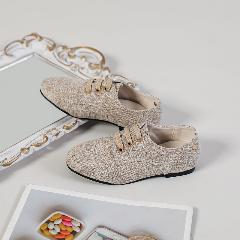Jongensmocassins in neutrale stof met beige achtergrond, spiegel en poster