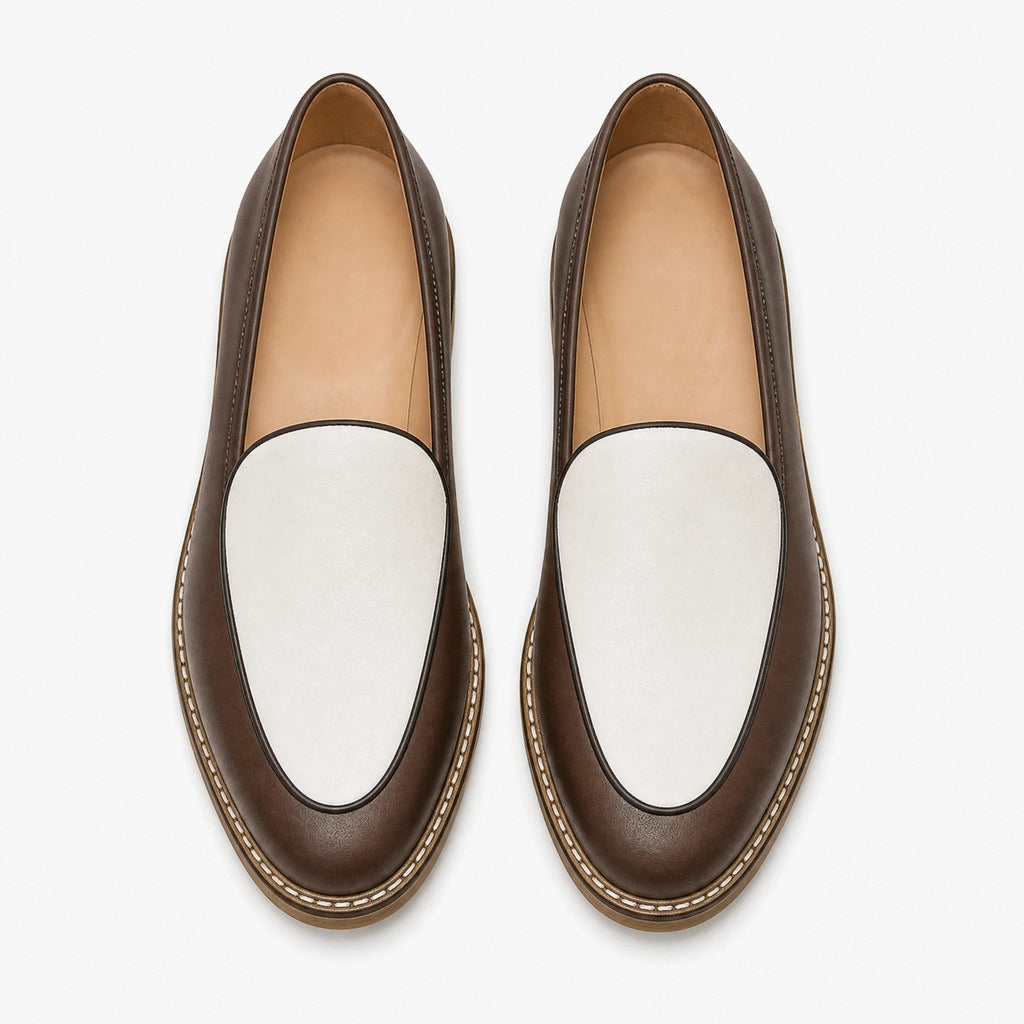 Nette heren loafer met zichtbare stiksels in donkerbruin, voorkant