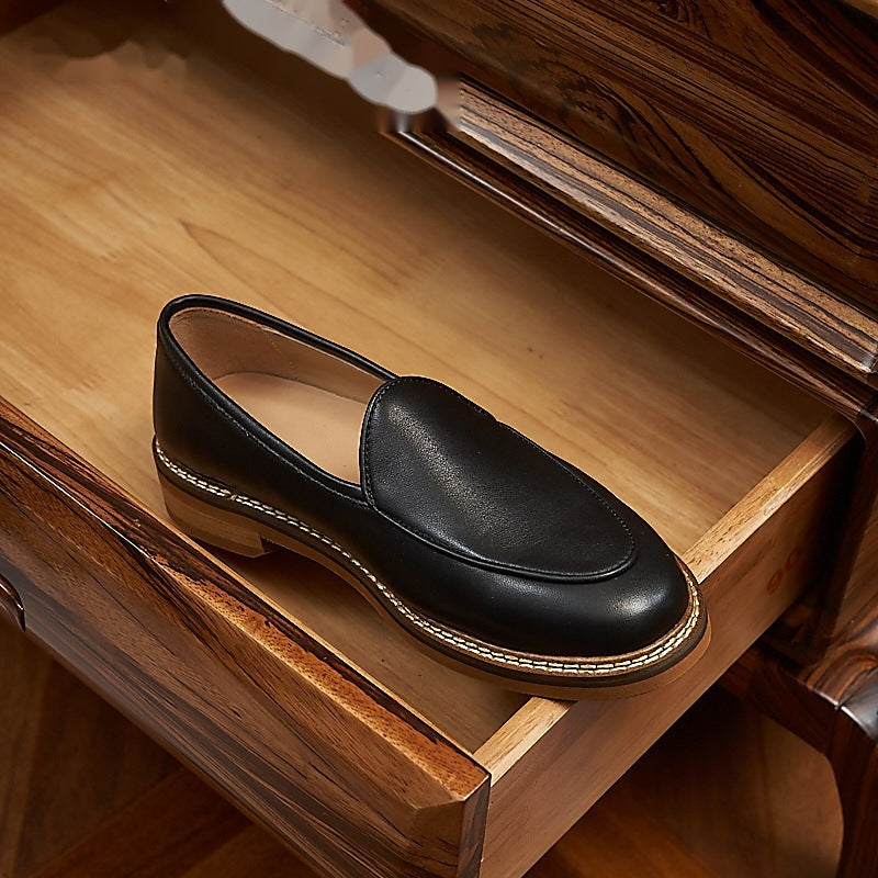 Nette heren loafer met zichtbare stiksels in beige, close-up