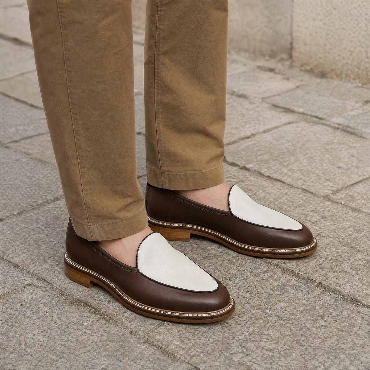 Nette heren loafer met zichtbare stiksels in zwart, schuin van voren Afbeelding