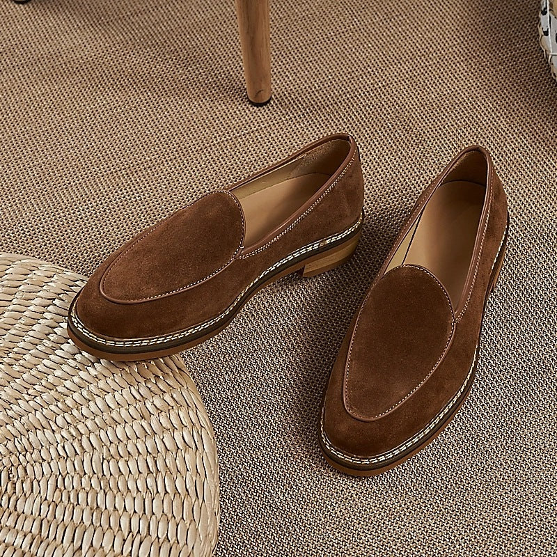 Nette heren loafer met zichtbare stiksels in bruin, gedragen