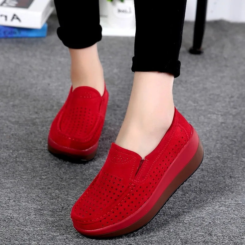Opengewerkte plateau-loafer van suède in marineblauw - gedragen