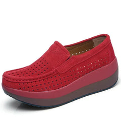 Opengewerkte plateau-loafers met sleehakzool, Rood