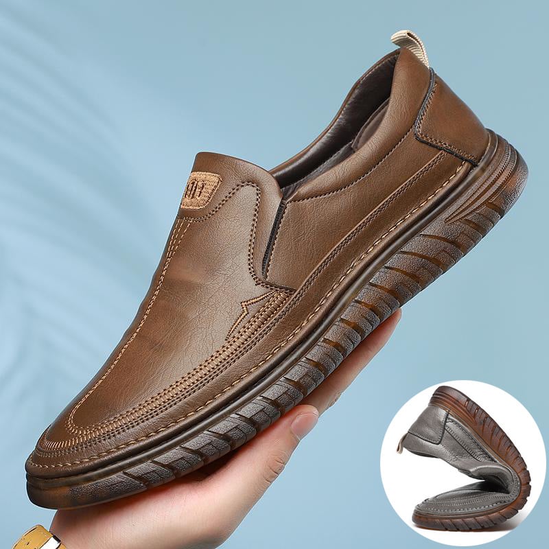 Foto van een bruine leren orthopedische mocassin met een ultrazachte zool in één hand en een luchtbel die de flexibiliteit van de schoen laat zien.