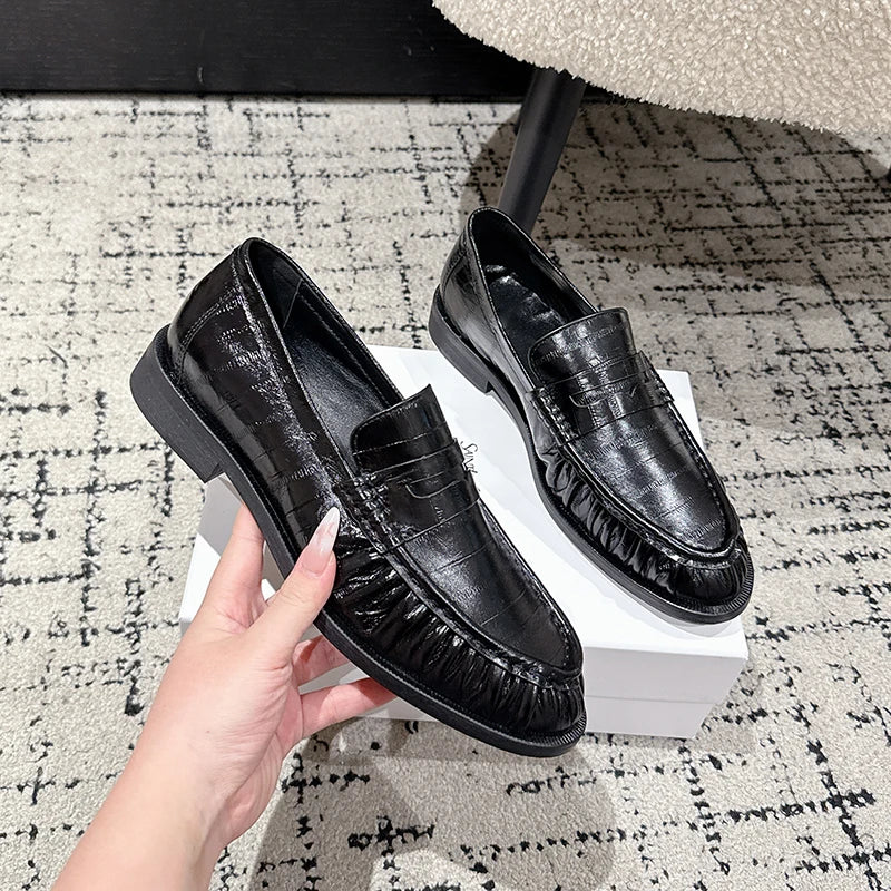 Penny loafer dames crocoeffect in donkerbordeaux, gedragen look