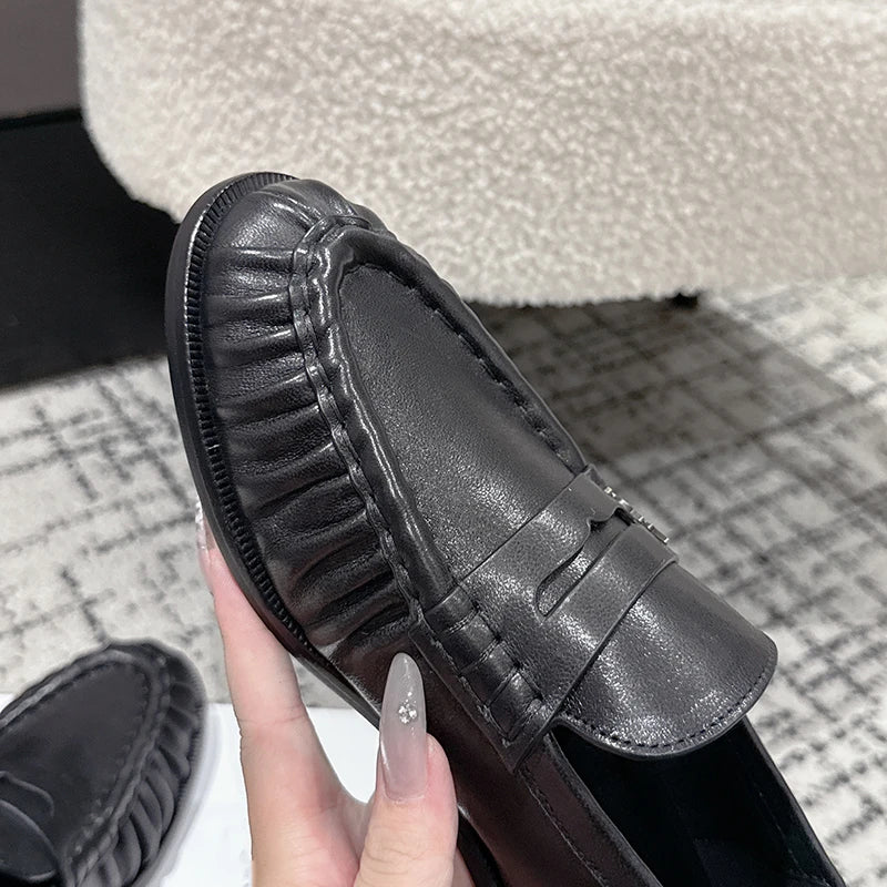 Penny loafer dames glad leer in chocoladebruin, detail van de hiel