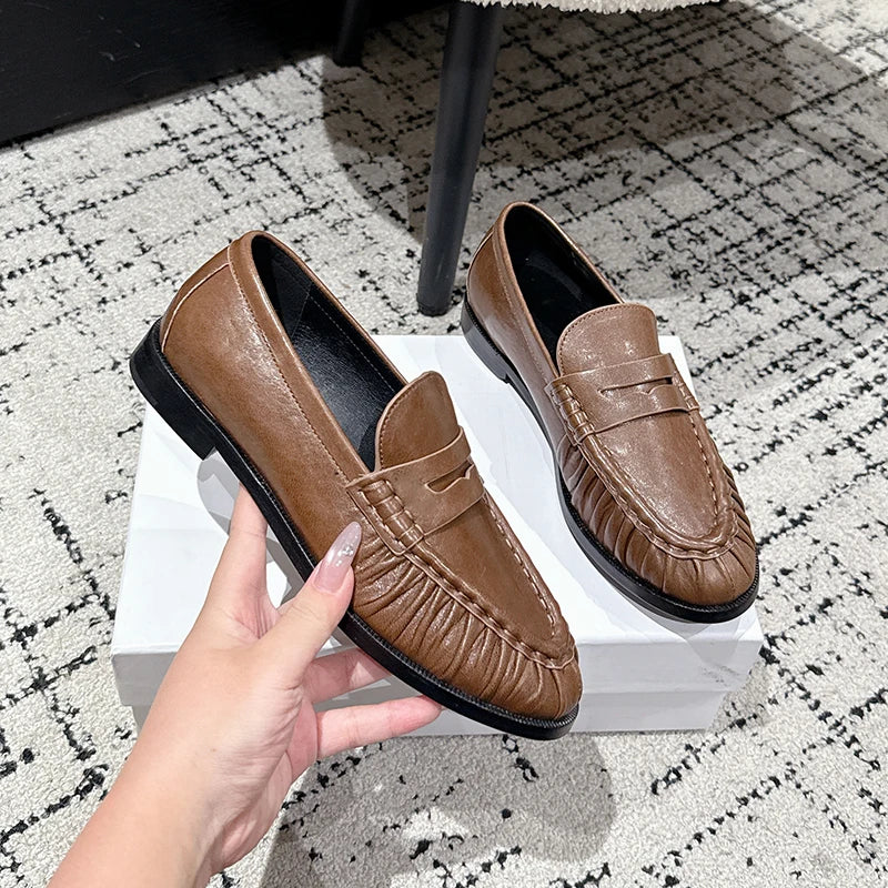 Penny loafer dames glad leer in zilver, close-up van de afwerking