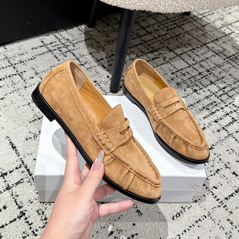 Penny loafer-mule dames suèdelook in baksteenrood, detail van de neus