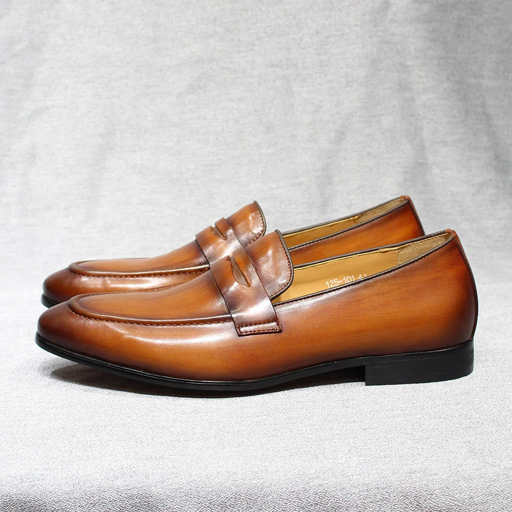 Penny loafer heren handgepatineerd leer in zwart, detail van de neus