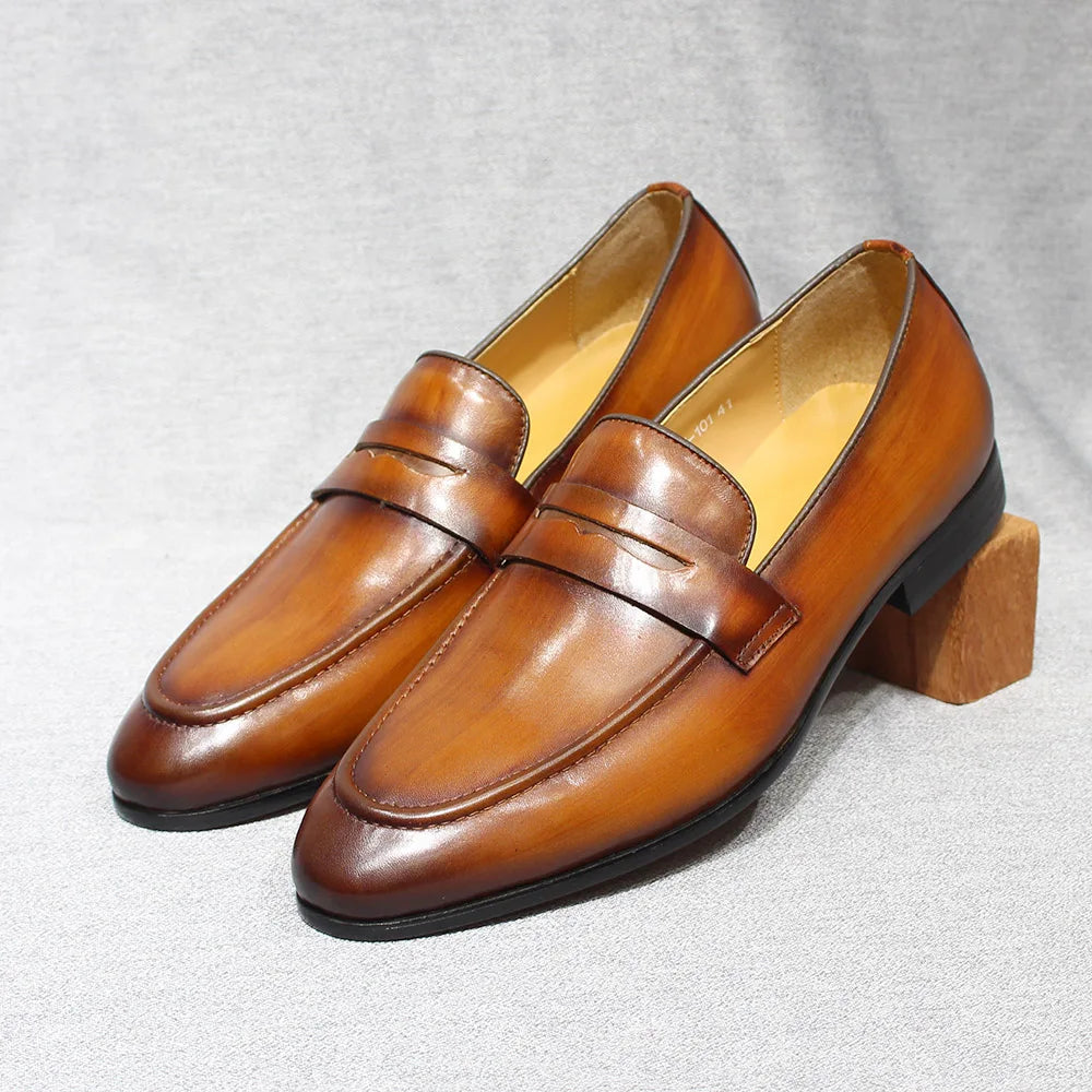 Penny loafer heren handgepatineerd leer in zwart, gedragen look