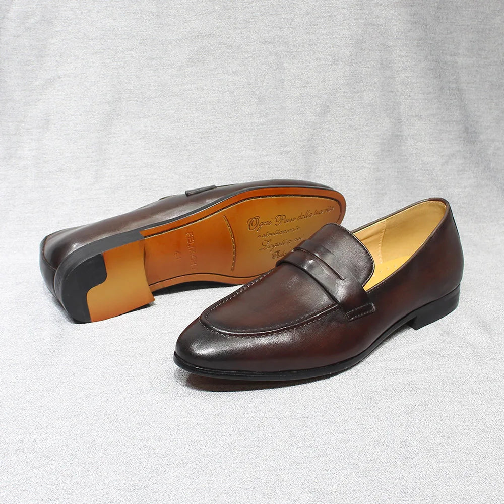 Penny loafer heren handgepatineerd leer in cognac, schuin vooraanzicht