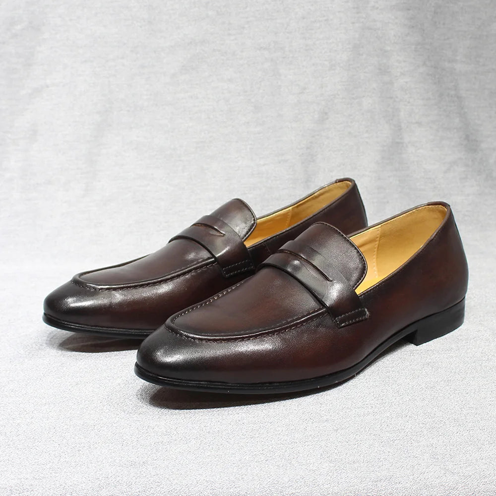 Penny loafer heren handgepatineerd leer in zwart, detail van de hiel