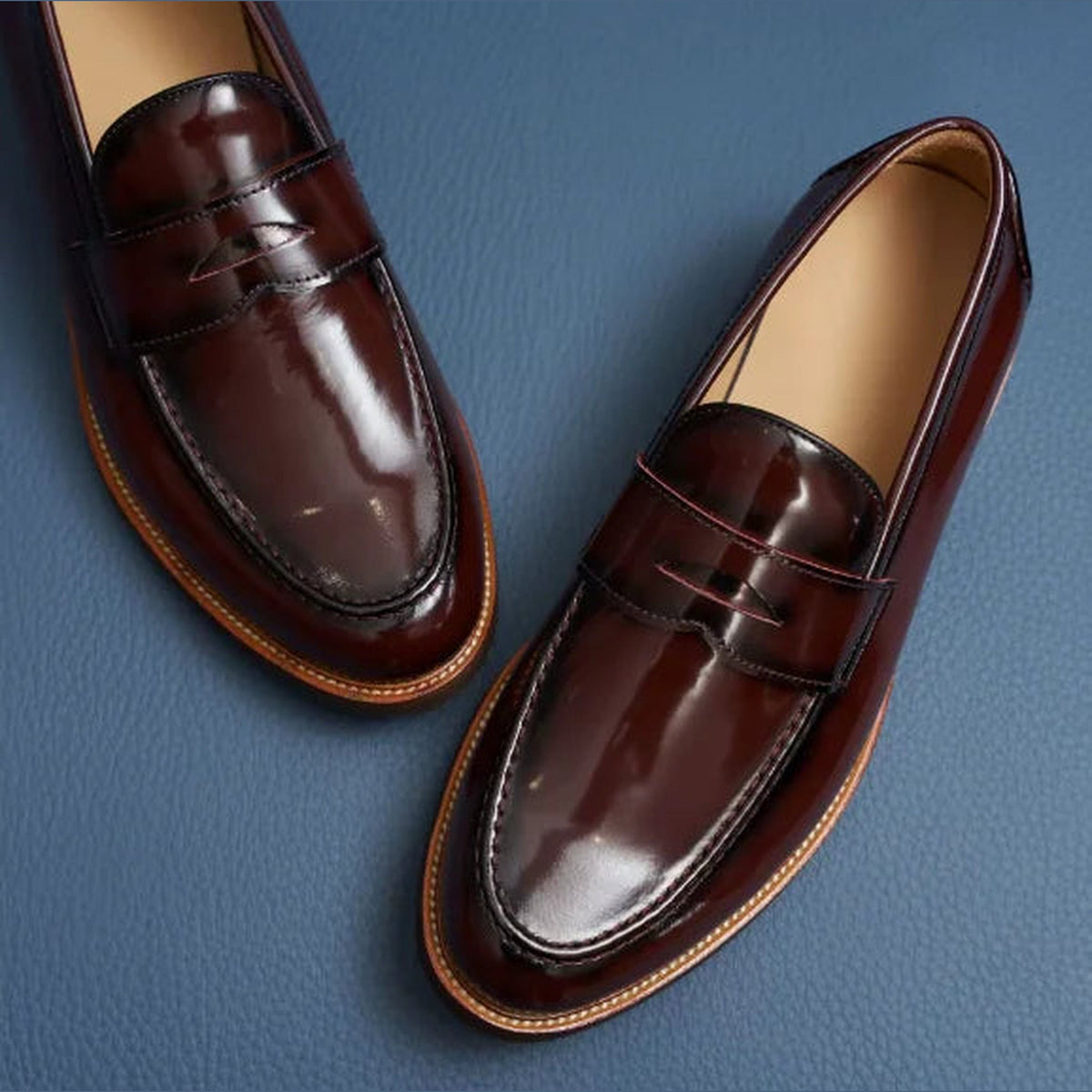Penny loafers heren bruin suède in bordeaux, zijaanzicht
