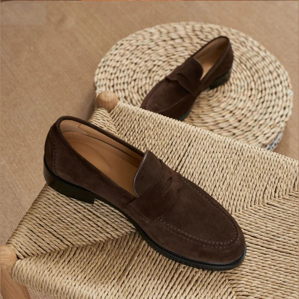 Penny loafers heren bruin suède in donkerbruin, voorkant