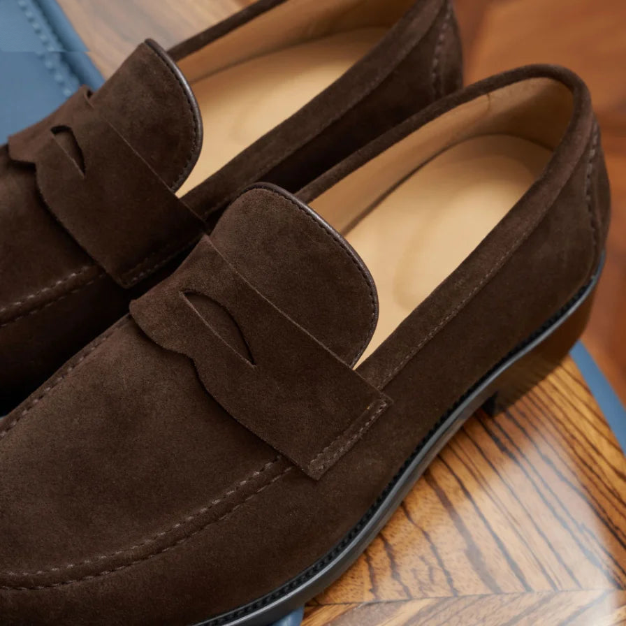 Penny loafers heren bruin suède in bordeaux, detail van de neus