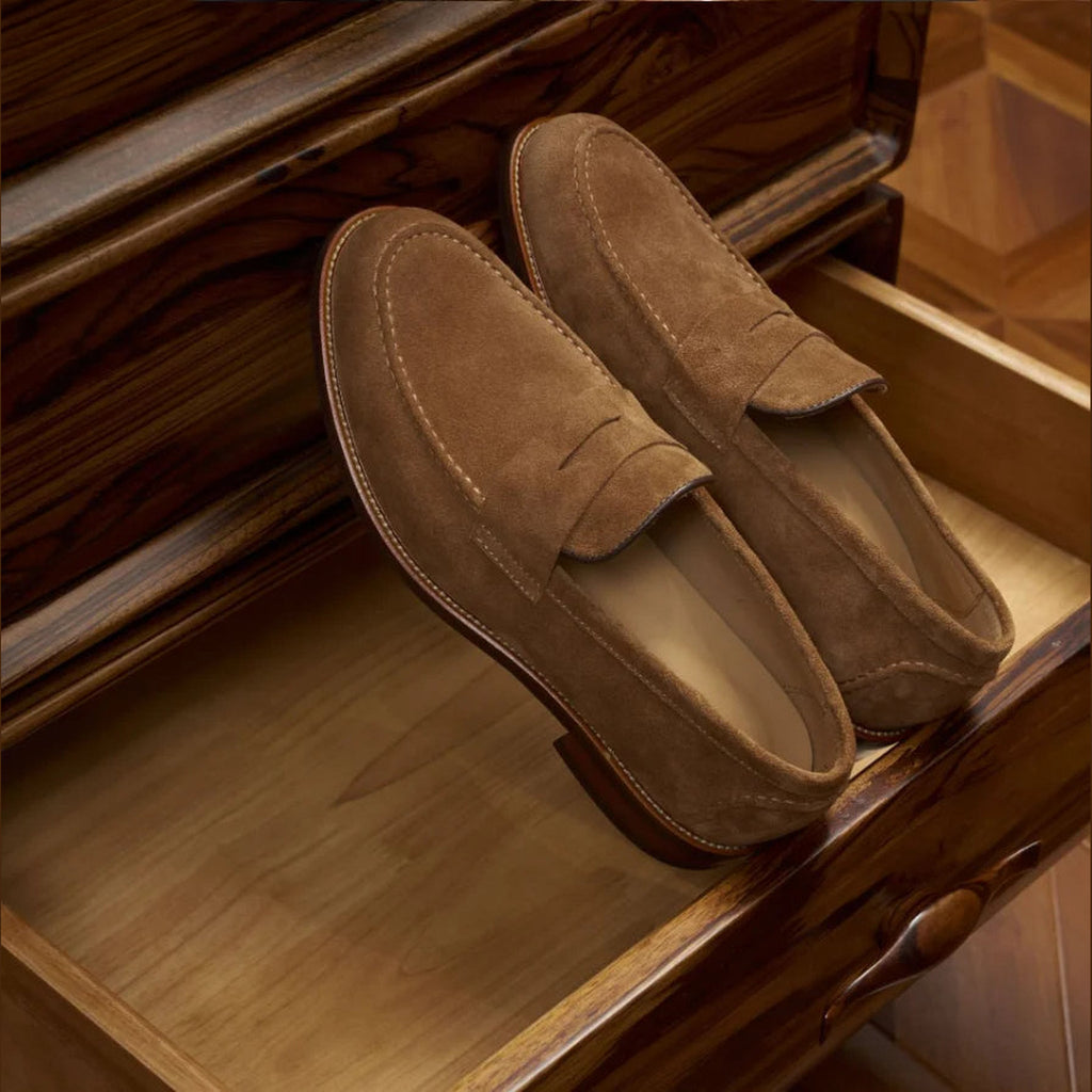 Penny loafers heren bruin suède in donkerbruin, gedragen look