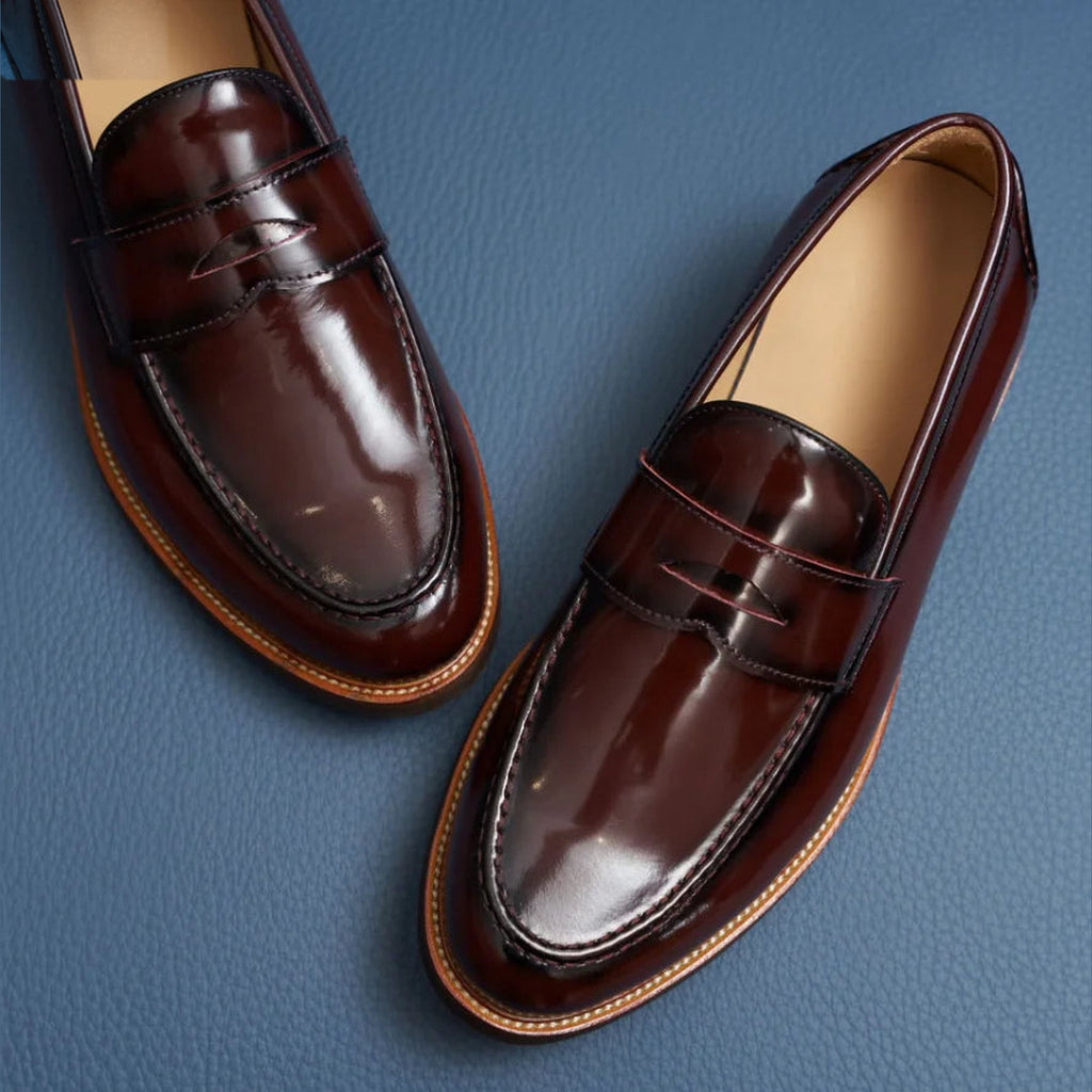 Penny loafers heren bruin suède in bordeaux, close-up van de afwerking