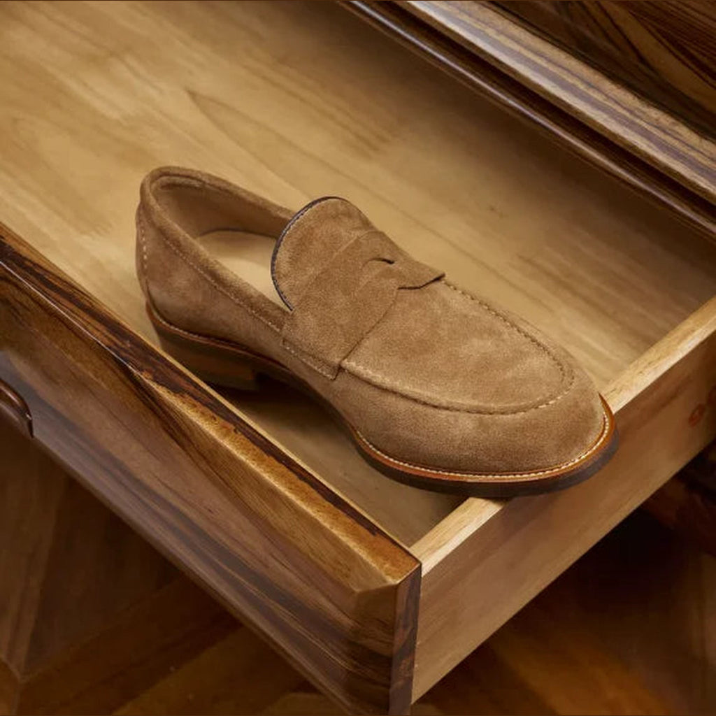 Penny loafers heren bruin suède in camel, detail van de hiel