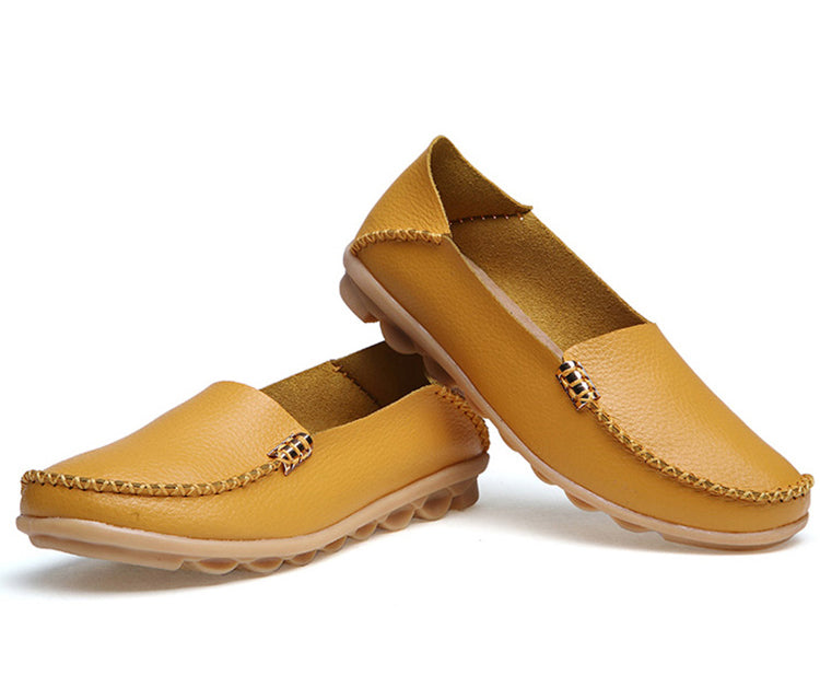 Platte leren damesloafers in verschillende kleuren met een witte achtergrond
