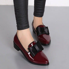 Instappers met spitse neus in laklook met decoratieve strik, Burgundy