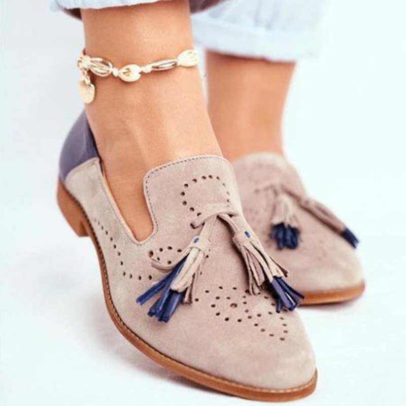 blauwe en roze loafer met kwastjes, gedragen door een vrouw