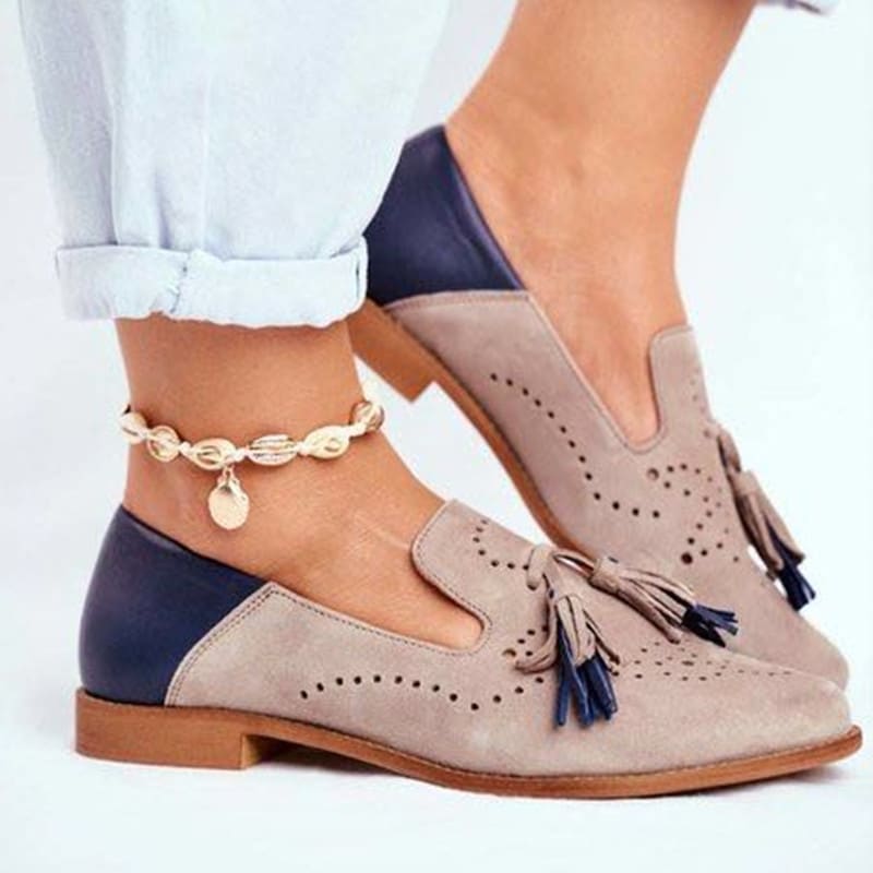 blauwe en roze loafer met kwastjes, gedragen door een vrouw