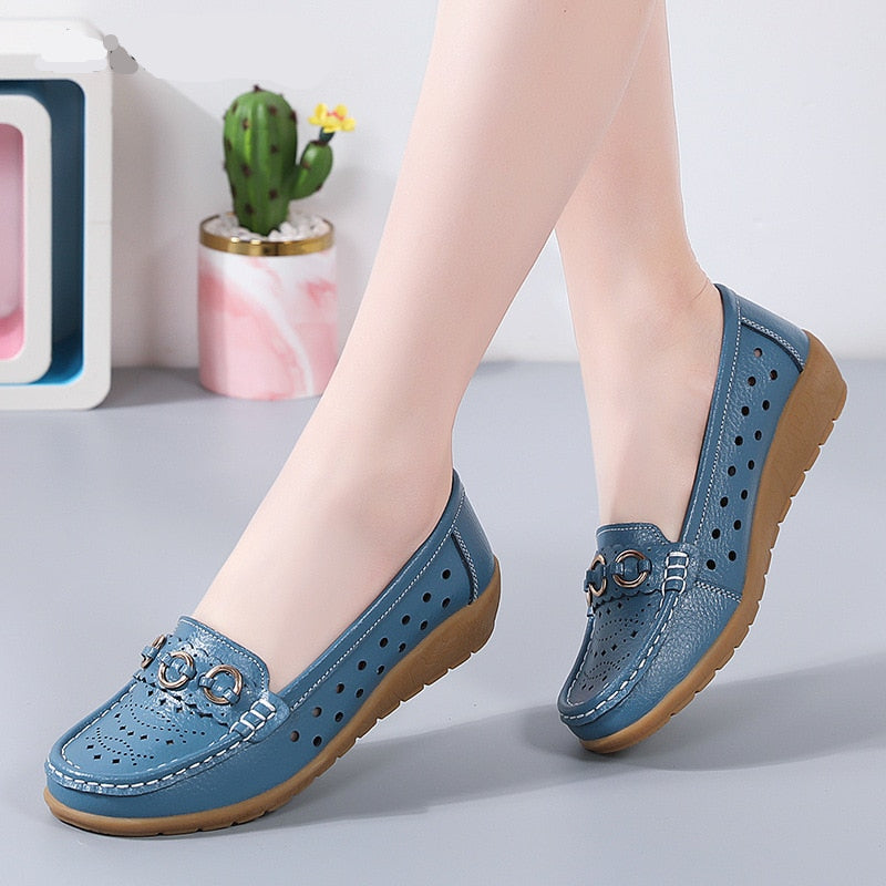 Geperforeerde sleehak loafers met gouden gesp details voor dames