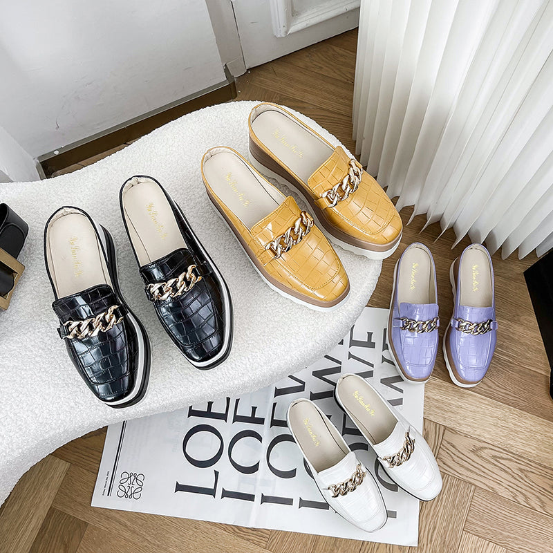 Open sleehak mocassins met krokodillenleer-effect en gouden ketting voor dames