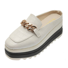 Open sleehak mocassins met krokodillenleer-effect en gouden ketting voor dames, Wit