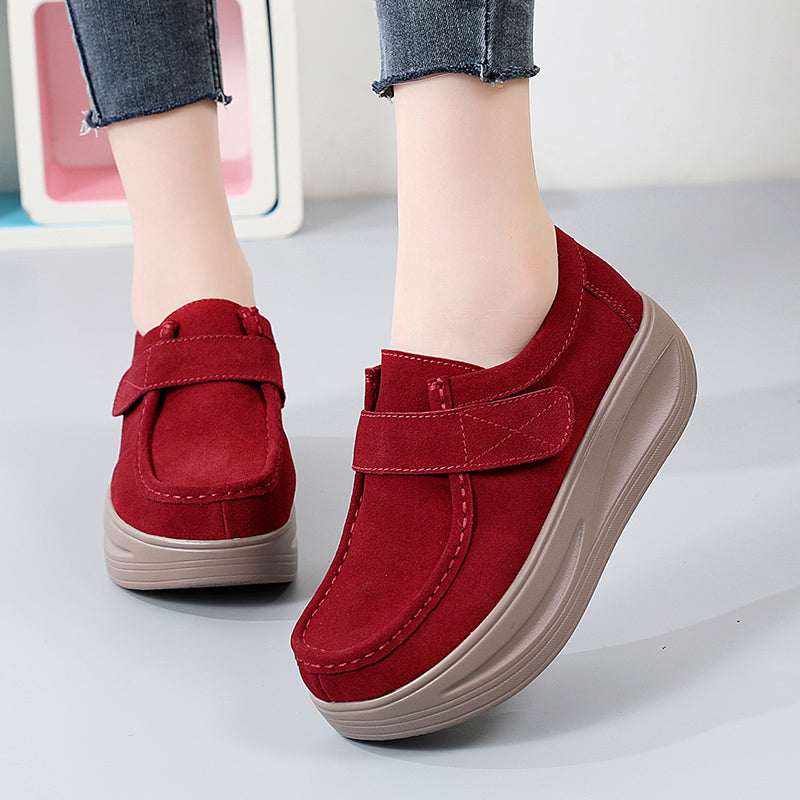 Loafers met sleehak in suède-effect met klittenbandsluiting voor dames