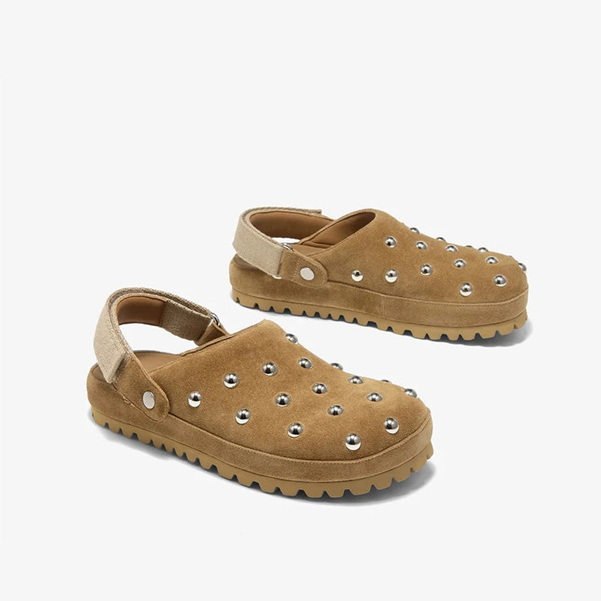 Suède damesclogs met studs in zwart, zijaanzicht