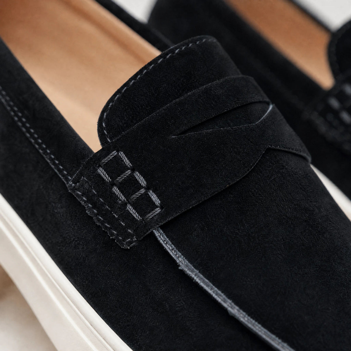 Suède heren mocassin met bandje en witte zool, zwart, voorkant Afbeelding
