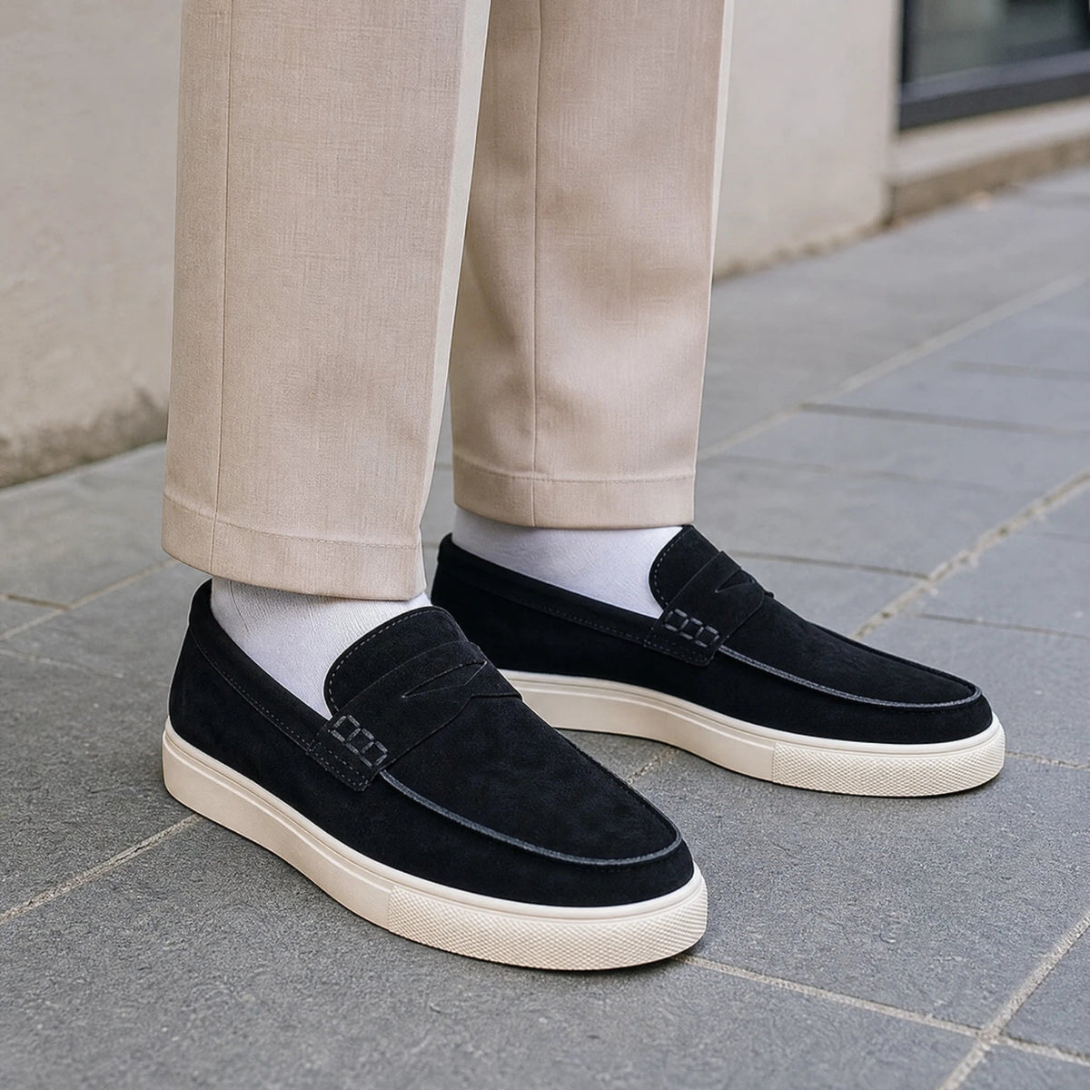 Zwarte suède mocassin met witte rubberen zool, achterkant Afbeelding