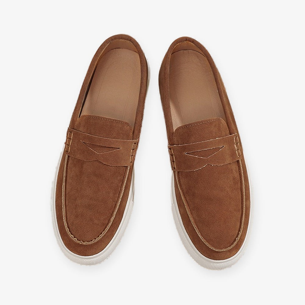 Bruine suède mocassin met bandje, voorkant