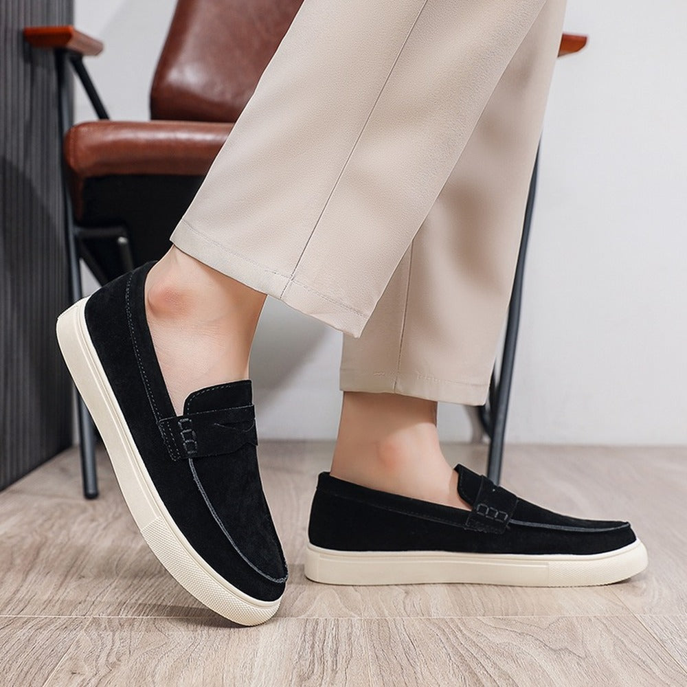 Bruine suède mocassin met witte zool, achterkant