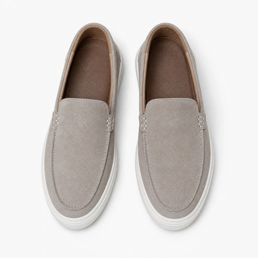 Taupe suède heren mocassin met dikke witte zool, zijaanzicht