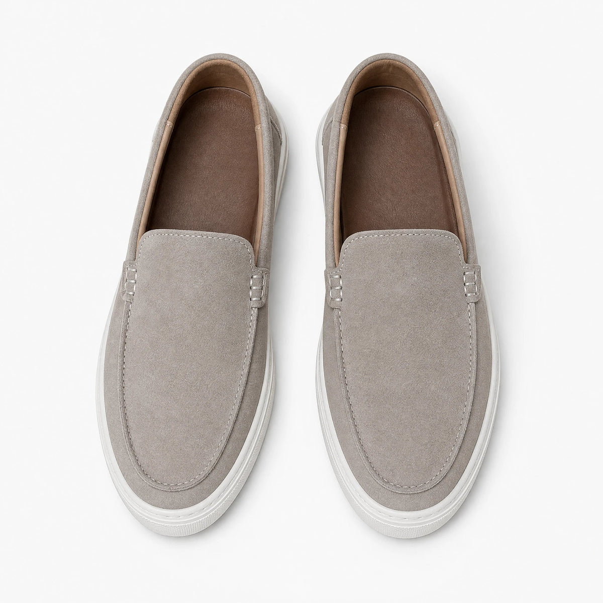 Taupe suède heren mocassin met dikke witte zool, zijaanzicht